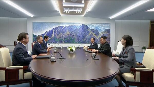 Reunión entre el líder de Corea del Norte, Kim Jong-un, y el presidente de Corea del Sur, Moon Jae-in - Sputnik Mundo