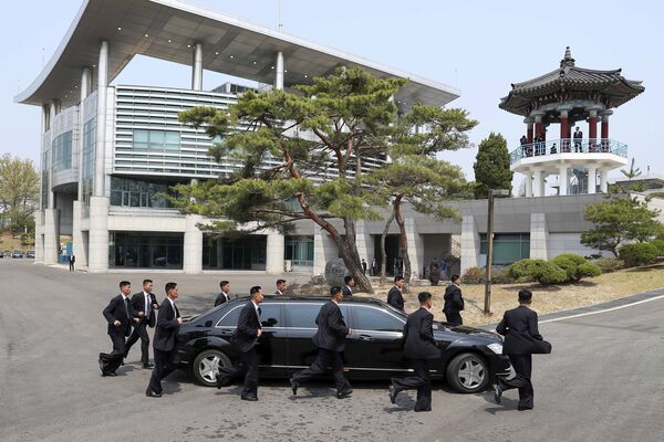 La histórica reunión entre los líderes de las dos Coreas, en imágenes - Sputnik Mundo