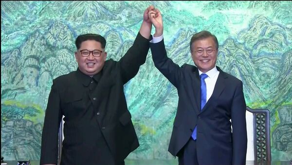 Reunión entre el líder de Corea del Norte, Kim Jong-un, y el presidente de Corea del Sur, Moon Jae-in (archivo) - Sputnik Mundo