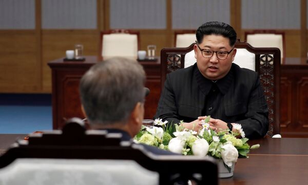La histórica reunión entre los líderes de las dos Coreas, en imágenes - Sputnik Mundo