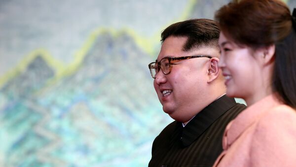 Kim Jong-un, líder de Corea del Norte, y su esposa Ri Sol-ju - Sputnik Mundo