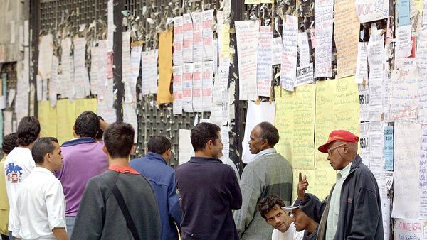 Brasileños desempleados miran ofertas de trabajo (archivo) - Sputnik Mundo