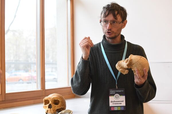 El antropólogo Stanislav Drobyshevski muestra la reproducción en yeso del cráneo de un Homo naledi - Sputnik Mundo
