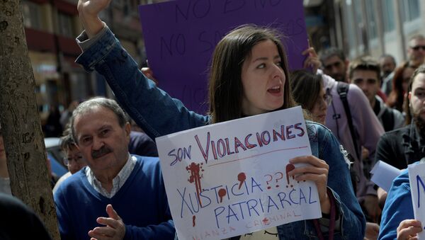 La gente durante una protesta después de que un tribunal español sentenciara a solo nueve años de cárcel a cinco hombres acusados de la violación grupal de una mujer de 18 años - Sputnik Mundo