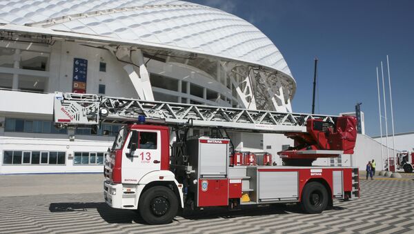 Un equipo de extinción de incendios en Sochi, Rusia - Sputnik Mundo