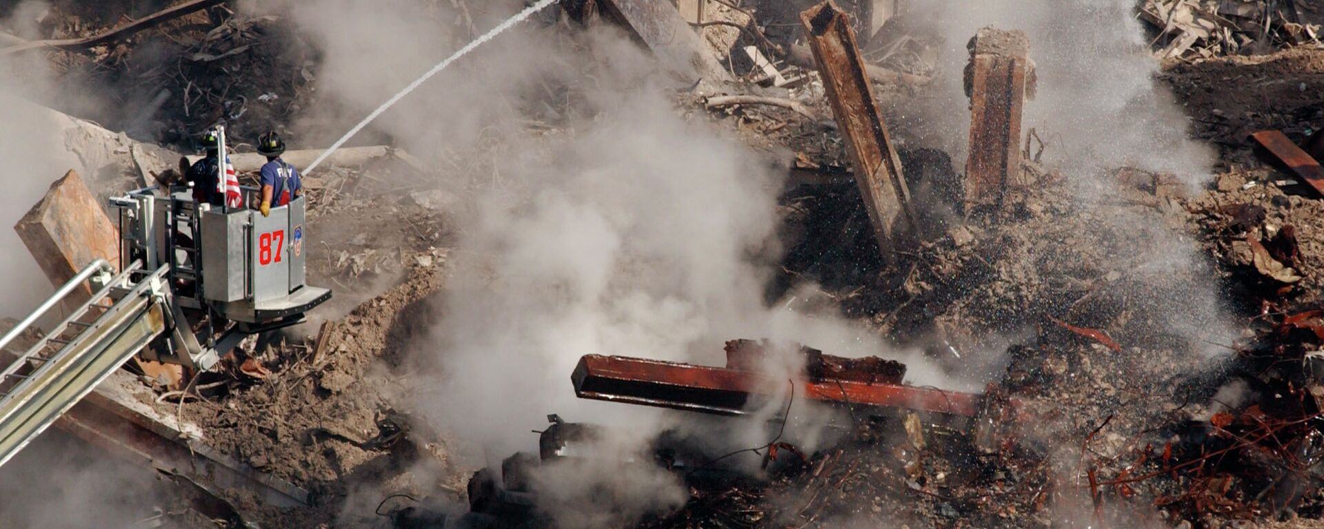 Bomberos entre los escombros del World Trade Center en Nueva York, el 12 de octubre de 2001 - Sputnik Mundo, 1920, 10.09.2021
