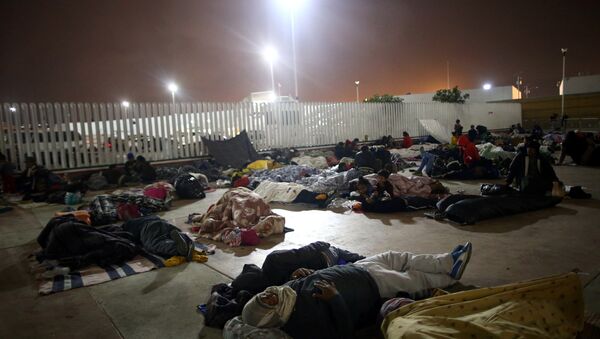 Los migrantes frente al puerto de entrada a EEUU en la frontera mexicana - Sputnik Mundo