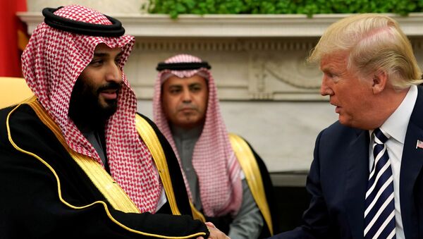 El presidente de EEUU, Donald Trump, estrecha la mano del príncipe heredero de Arabia Saudí, Mohammed bin Salman - Sputnik Mundo