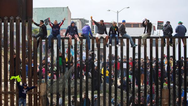 Migrantes centroamericanos en la frontera entre México y EEUU - Sputnik Mundo
