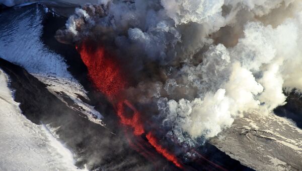 El volcán Tolbachik en Kamchatka - Sputnik Mundo