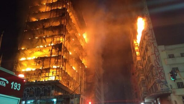 Un incendio derriba un edificio en Sao Paulo, Brasil - Sputnik Mundo