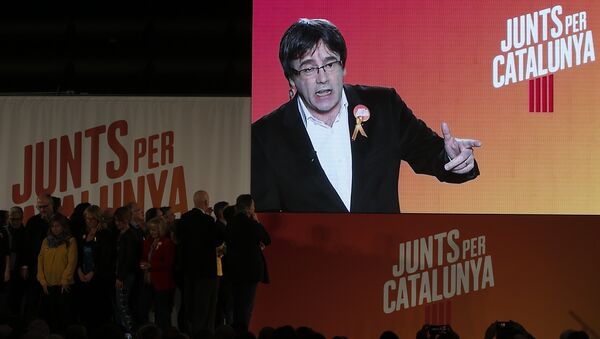 El expresidente del Gobierno catalán, Carles Puigdemont, en la pantalla - Sputnik Mundo