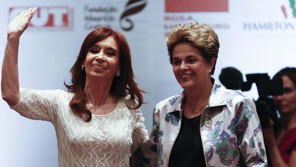 La expresidenta de Argentina, Cristina Kirchner, y su homóloga brasileña Dilma Rousseff (archivo) - Sputnik Mundo