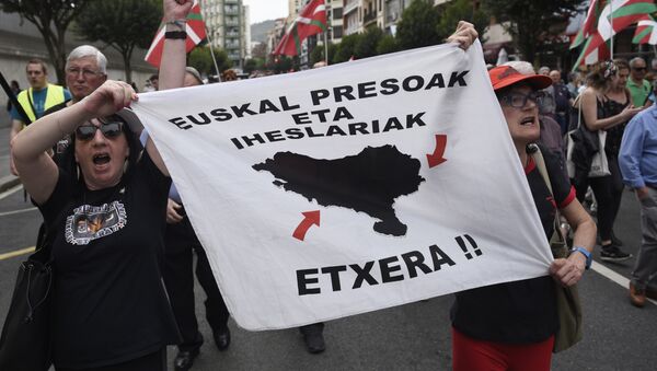 Los manifestantes con el cartel en el que se lee Prisioneros vascos, id a casa! - Sputnik Mundo