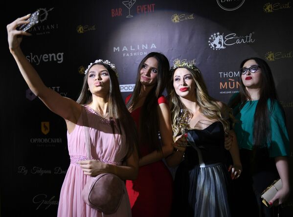 La etapa final del concurso Miss y Missis Rusia Tierra 2018 - Sputnik Mundo