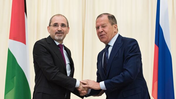 Ministro de Asuntos Exteriores de Jordania, Ayman Safadi, y su homólogo ruso, Serguéi Lavrov - Sputnik Mundo
