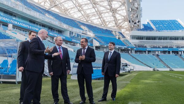 Putin y el presidente de la FIFA visitan el estadio de Sochi sede del Mundial 2018 - Sputnik Mundo