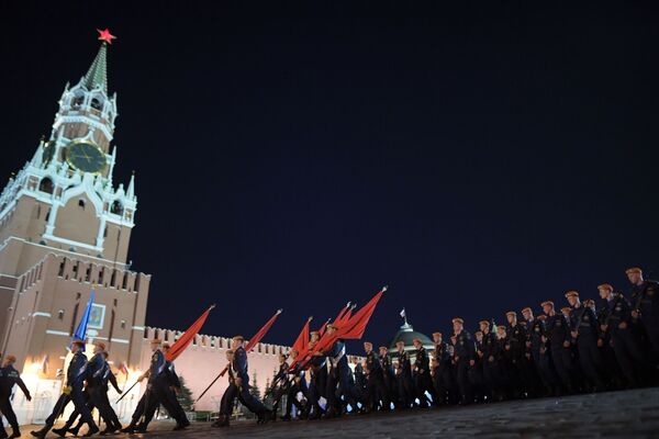 El ensayo nocturno del desfile de la Victoria en Moscú - Sputnik Mundo