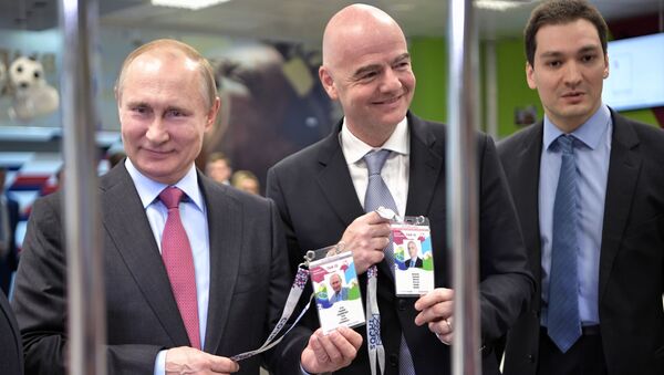 Listo para el Mundial: Putin recibe su pasaporte de hincha - Sputnik Mundo
