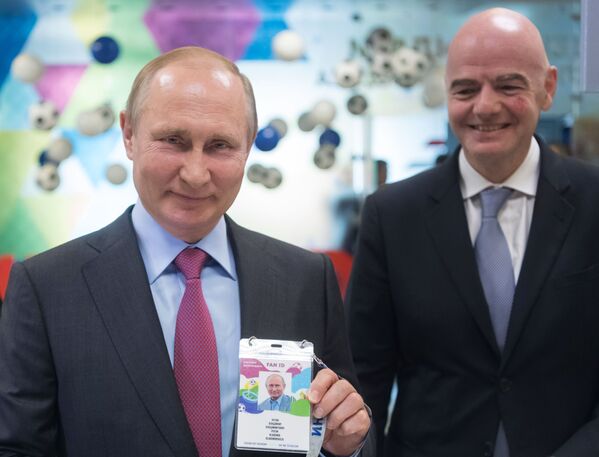 Listo para el Mundial: Putin recibe su pasaporte de hincha - Sputnik Mundo