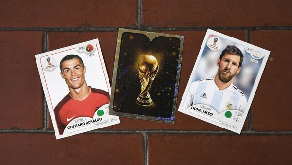 Las tarjetas con las fotos del futbolista portugués Cristiano Ronaldo y el argentino Lionel Messi - Sputnik Mundo