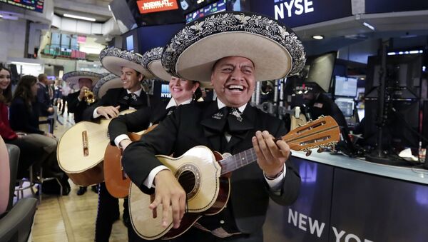 Mariachis cantan en la bolsa de valores de Nueva York, en conmemoración del Cinco de Mayo (archivo) - Sputnik Mundo