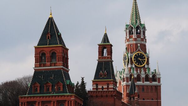 Las torres Nabatnaya, Konstantino−Eléninskaya y Spásskaya de Kremlin de Moscú - Sputnik Mundo
