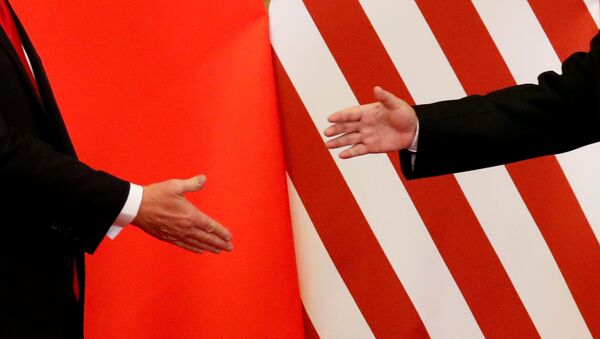 Las manos del presidente chino, Xi Jinping, y del presidente de EEUU, Donald Trump - Sputnik Mundo