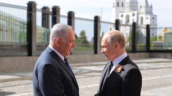 El primer ministro de Israel, Benjamín Netanyahu y el presidente de Rusia, Vladímir Putin, en la víspera del desfile del Día de la Victoria en la Plaza Roja, Moscú, Rusia - Sputnik Mundo