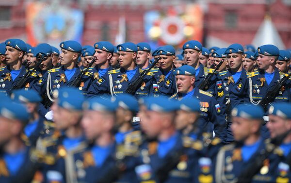 Fuerzas Aerotransportadas durante el Desfile del Día de la Victoria en la Plaza Roja, Moscú, Rusia - Sputnik Mundo