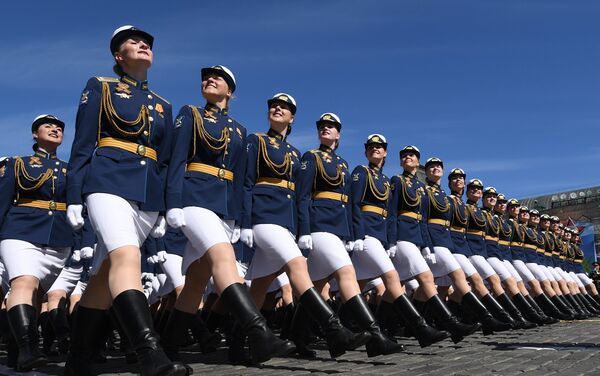 Las cadetes de la Universidad Militar del Ministerio de Defensa de Rusia, durante el Desfile del Día de la Victoria en la Plaza Roja - Sputnik Mundo