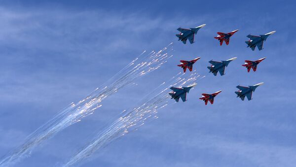 Los cazas Su-30SM y MiG-29 de los grupos de alto pilotaje rusos Russkie Vityazi y Strizhí sobrevuelan Moscú (archivo) - Sputnik Mundo