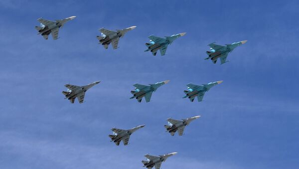 Aviones Su-30 y Su-35 durante el Desfile del Día de la Victoria en la Plaza Rusia, Moscú, Rusia - Sputnik Mundo