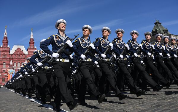 Cadetes del Instituto Naval Ushakov de la Flota del Báltico en el Desfile de la Victoria de 2018 - Sputnik Mundo