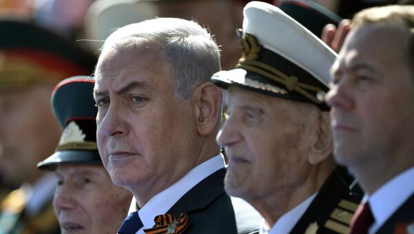 El primer ministro de Israel, Benjamín Netanyahu durante Desfile durante el Día de la Victoria en la Plaza Roja, Moscú, Rusia - Sputnik Mundo