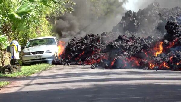 La lava del volcán hawaiano Kilauea hace arder y devora un Ford Mustang aparcado en una carretera - Sputnik Mundo