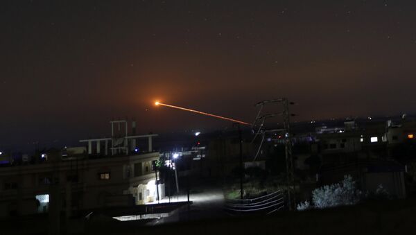 Un misil sobrevuela una ciudad (imagen referencial) - Sputnik Mundo