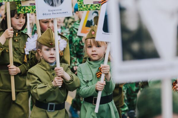 Desfile de la Victoria infantil 'Por los caminos del recuerdo' en la ciudad de Ivánov. - Sputnik Mundo
