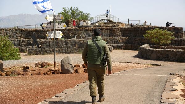 Un soldado israelí en los Alton de Golán - Sputnik Mundo