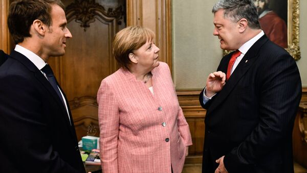 El presidente de Francia, Emmanuel Macron, la canciller de Alemania, Angela Merkel, y el presidente de Ucrania, Petró Poroshenko - Sputnik Mundo
