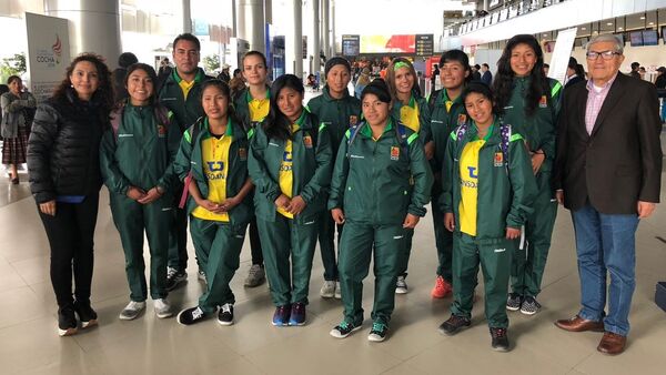 El equipo de fútbol femenino que representará a Bolivia en el torneo 'El futuro depende de ti' en Rusia - Sputnik Mundo