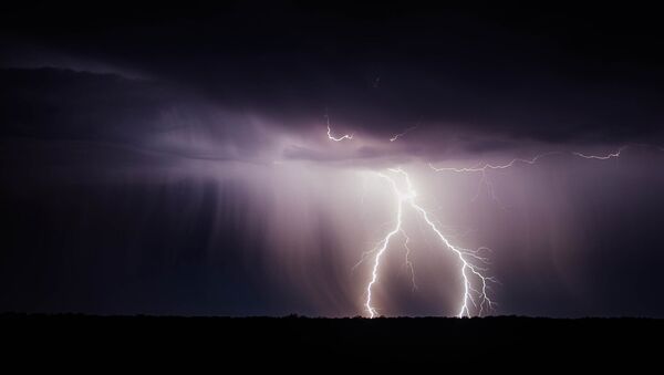 Rayos durante una tormenta (imagen referencial) - Sputnik Mundo