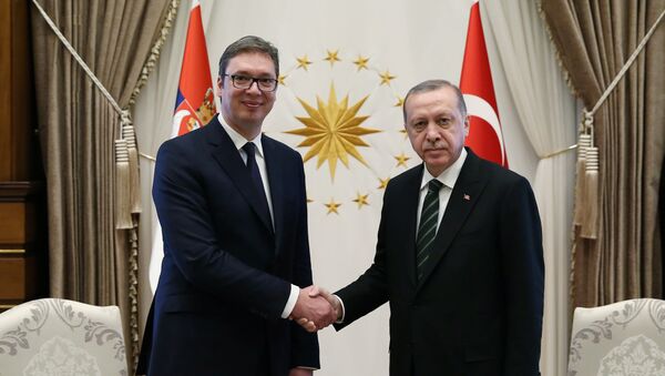 El presidente serbio, Aleksandar Vucic, y su homólogo turco Recep Tayyip Erdogan - Sputnik Mundo