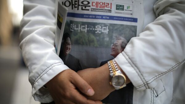 La portada de un periódico con la foto de la reunión entre el líder de Corea del Norte, Kim Jong-un, y el presidente de Corea del Sur, Moon Jae-in - Sputnik Mundo