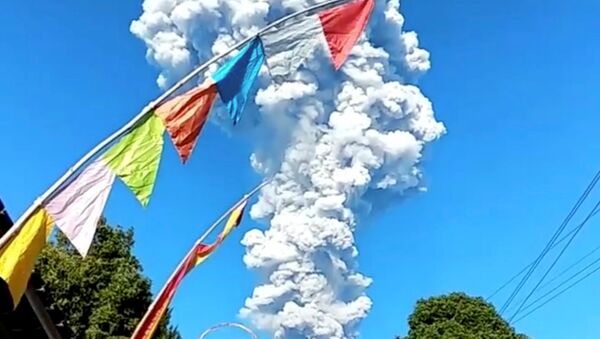 La erupción del Monte Merapi en Java - Sputnik Mundo