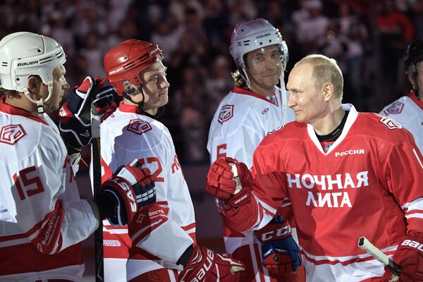 Vladímir Putin participó en el partido benéfico de la Liga de Hockey de Noche en Sochi. - Sputnik Mundo