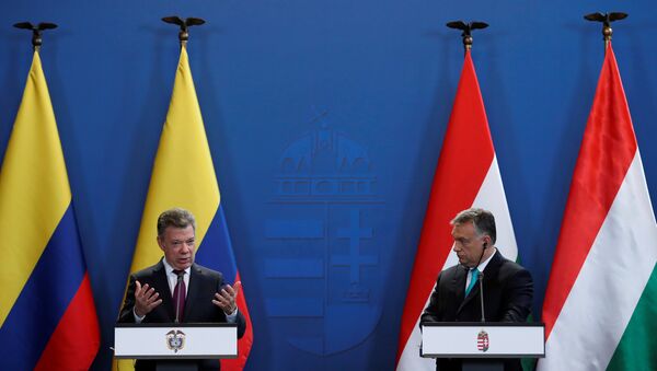 El presidente de Colombia, Juan Manuel Santos, y el primer ministro de Hungría, Viktor Orbán - Sputnik Mundo