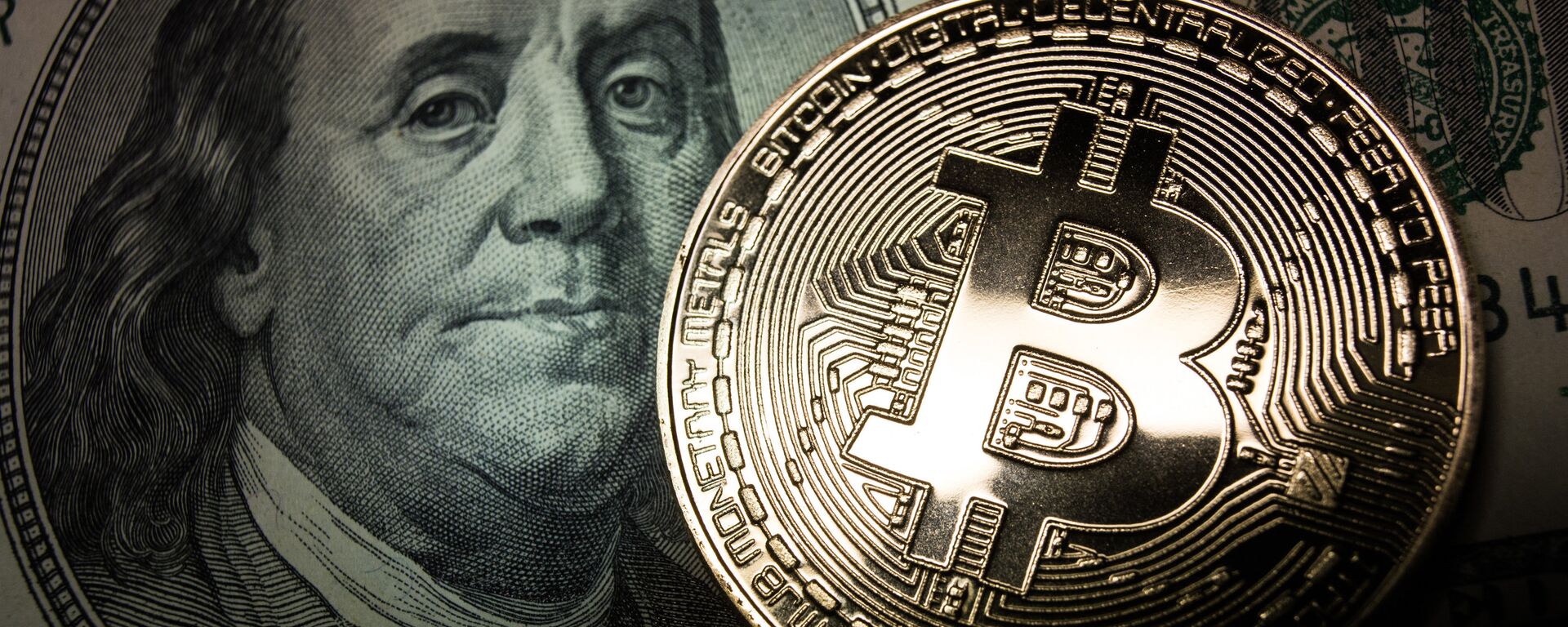 Bitcoin y un billete de dólar - Sputnik Mundo, 1920, 17.04.2021