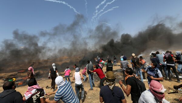 Enfrentamientos entre los soldados palestinos y los manifestantes palestinos en la frontera entre la Franja de Gaza e Israel - Sputnik Mundo