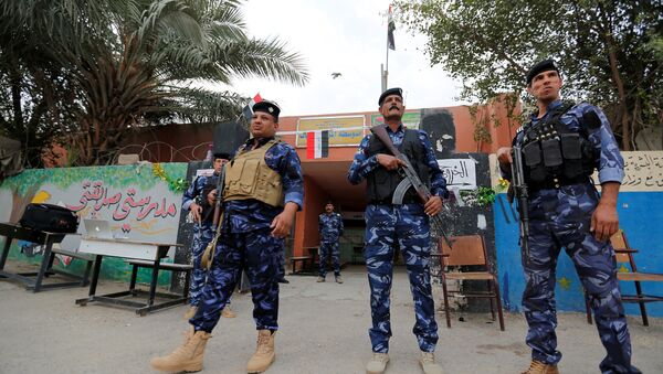 Fuerzas de seguridad de Irak cerca de un centro de votación - Sputnik Mundo